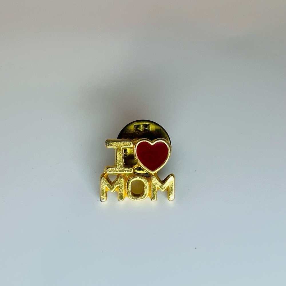 Vintage “I ❤️ MOM” Gold Tone Enamel Lapel Pin
